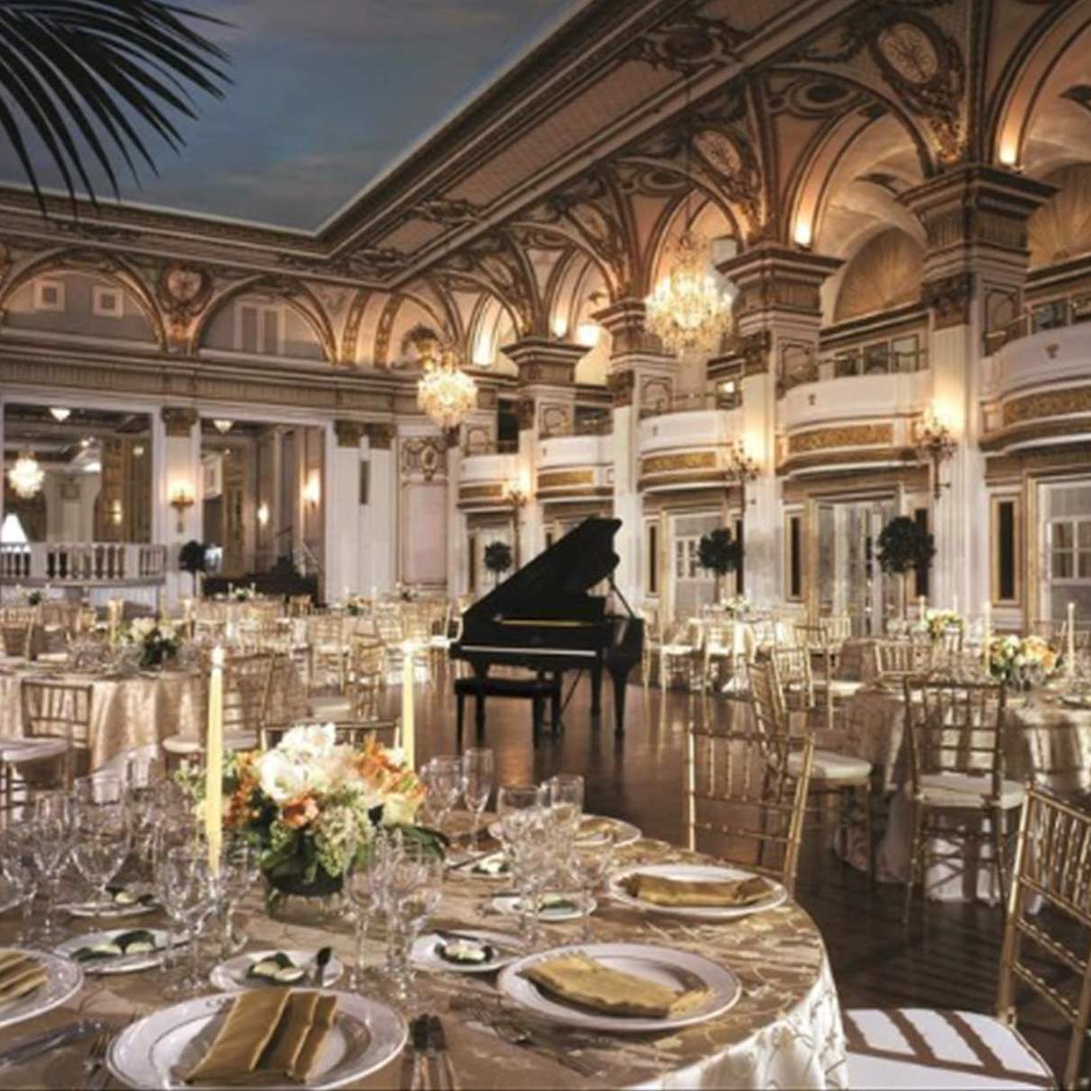 Dinner room with a piano