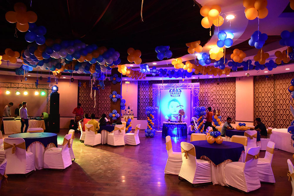 Room with tables and balloons